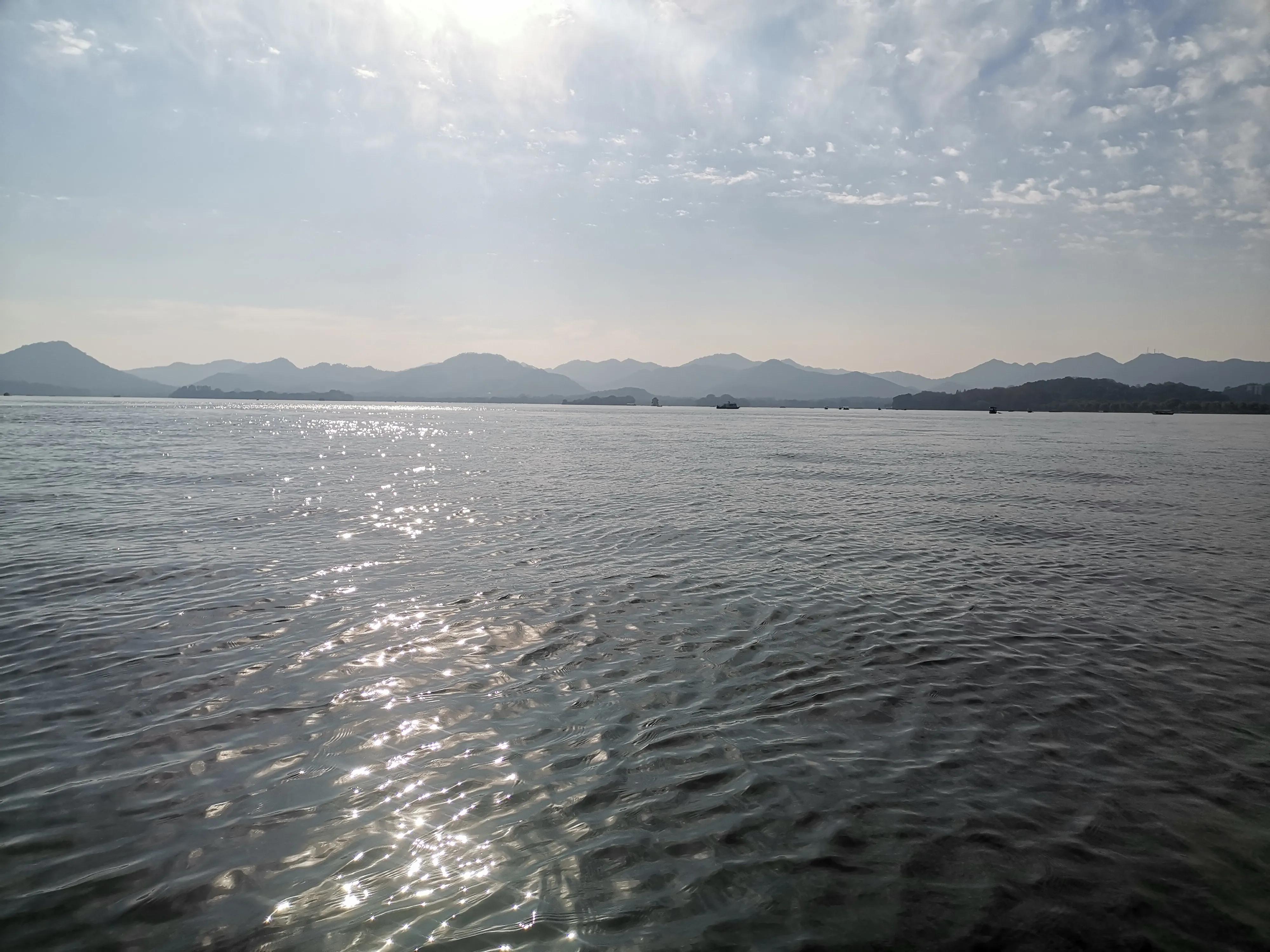 杭州西湖一日游景点（杭州西湖一日游攻略（西湖泛舟，逛湖滨银泰，吃河坊街））