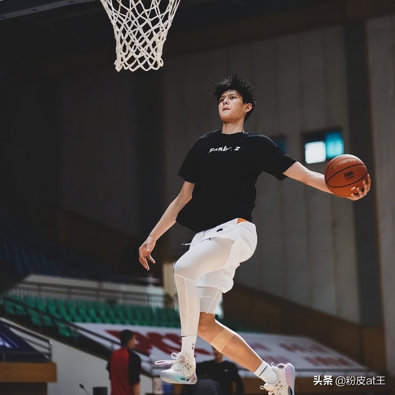 北京首钢队为什么能打nba(19岁场均3.8分，曾凡博为何着急参加NBA选秀？要从他与首钢队说起)