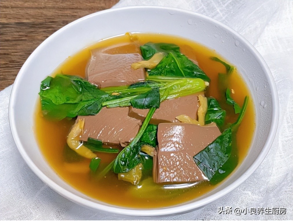 菠菜榨菜鸭血汤是一款平民的"补血汤",鸭血和菠菜都是高铁的食材,搭配