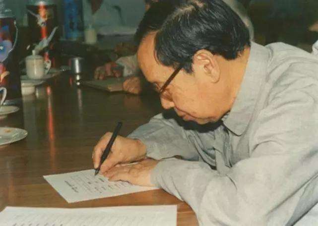 1937年，一乞丐怀抱