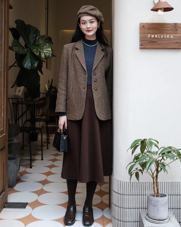 女人到了40岁，建议多尝试这种穿衣风格，显气质还高级