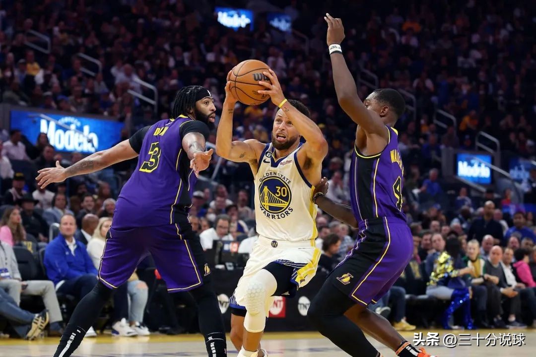 NBa巨星突然出现粉丝惊喜(NBA揭幕战：战犯恩比德，哈登梦回火箭，格林球场追星)