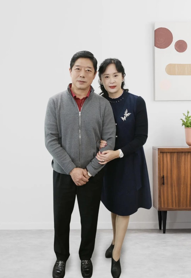 张继科妈妈是熟悉的她!穿大妈衫难掩贵妇美,曾公开透露儿媳标准