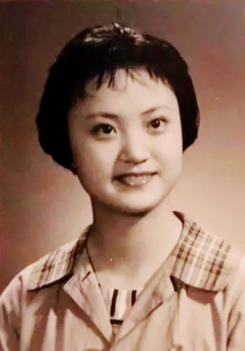 久违的"柯湘"杨春霞新照曝光,看着像60多岁,但其实已80岁高龄