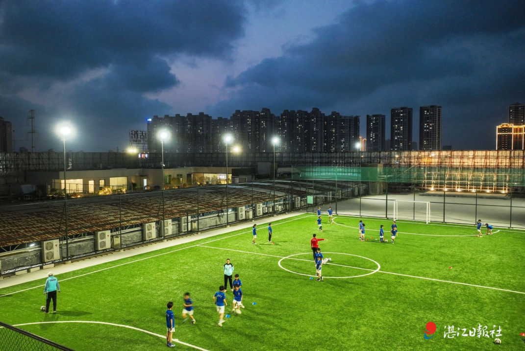 足球场踢球图片真实（吸睛！湛江市区首个空中足球场来了，你会去踢球吗？）