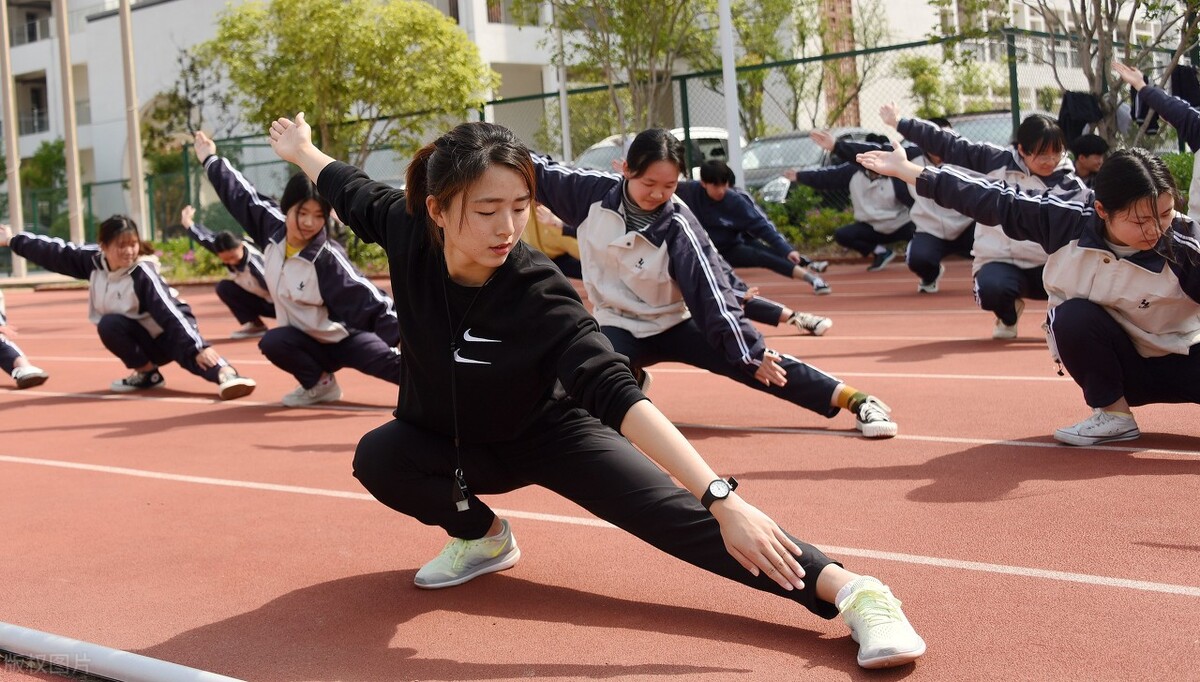 足球和田径专业哪个好就业(体制内这3个职业很“轻松”，报名条件不难，全部有编制)