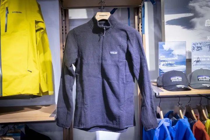 一套中等的滑雪用具大约多少钱（谷爱凌同款卖疯了！上万起步的滑雪装备你入坑了吗？）