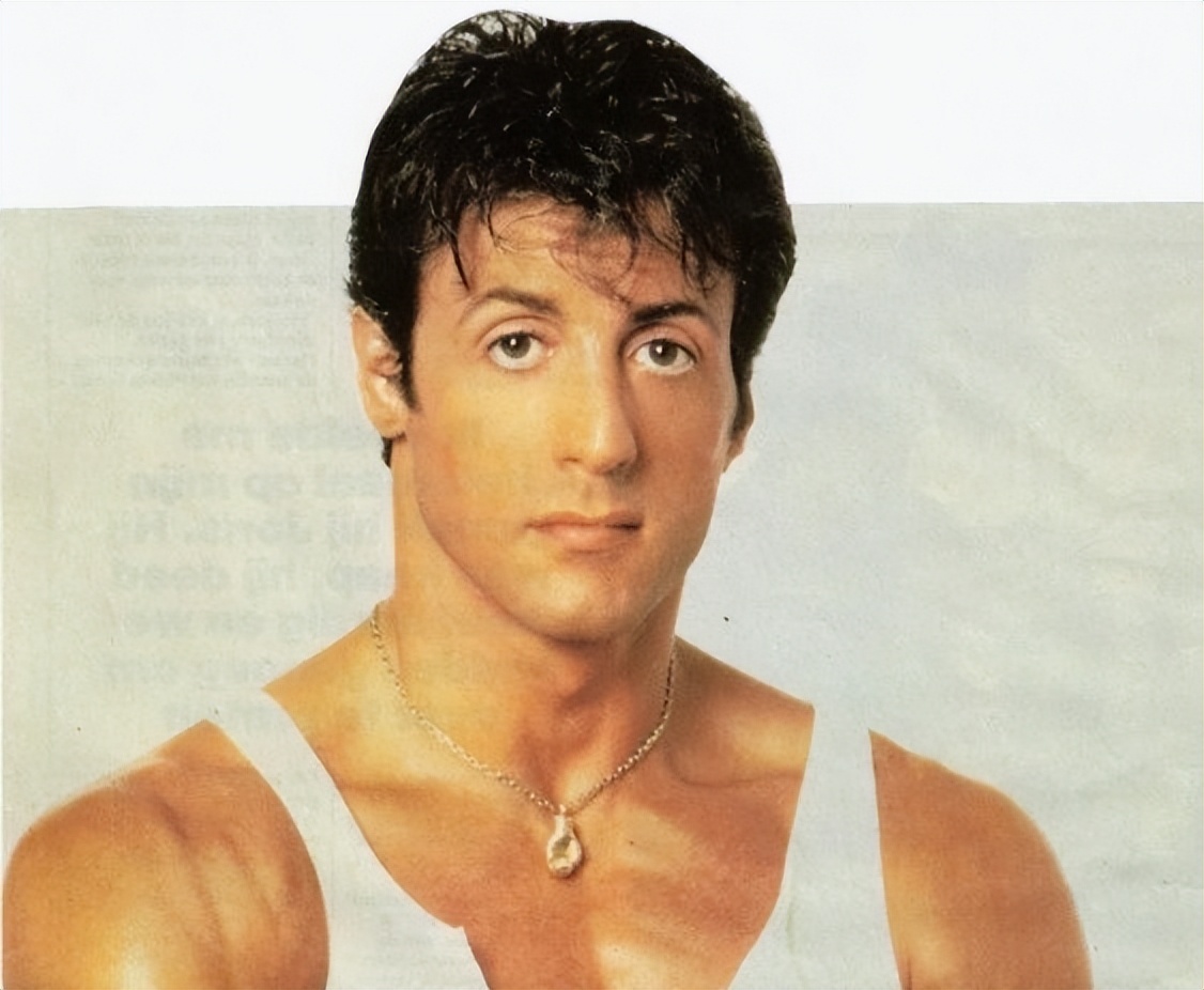 这并不是浮夸,史泰龙年轻的时候也没有帅气可言,相反,熟悉他的人都