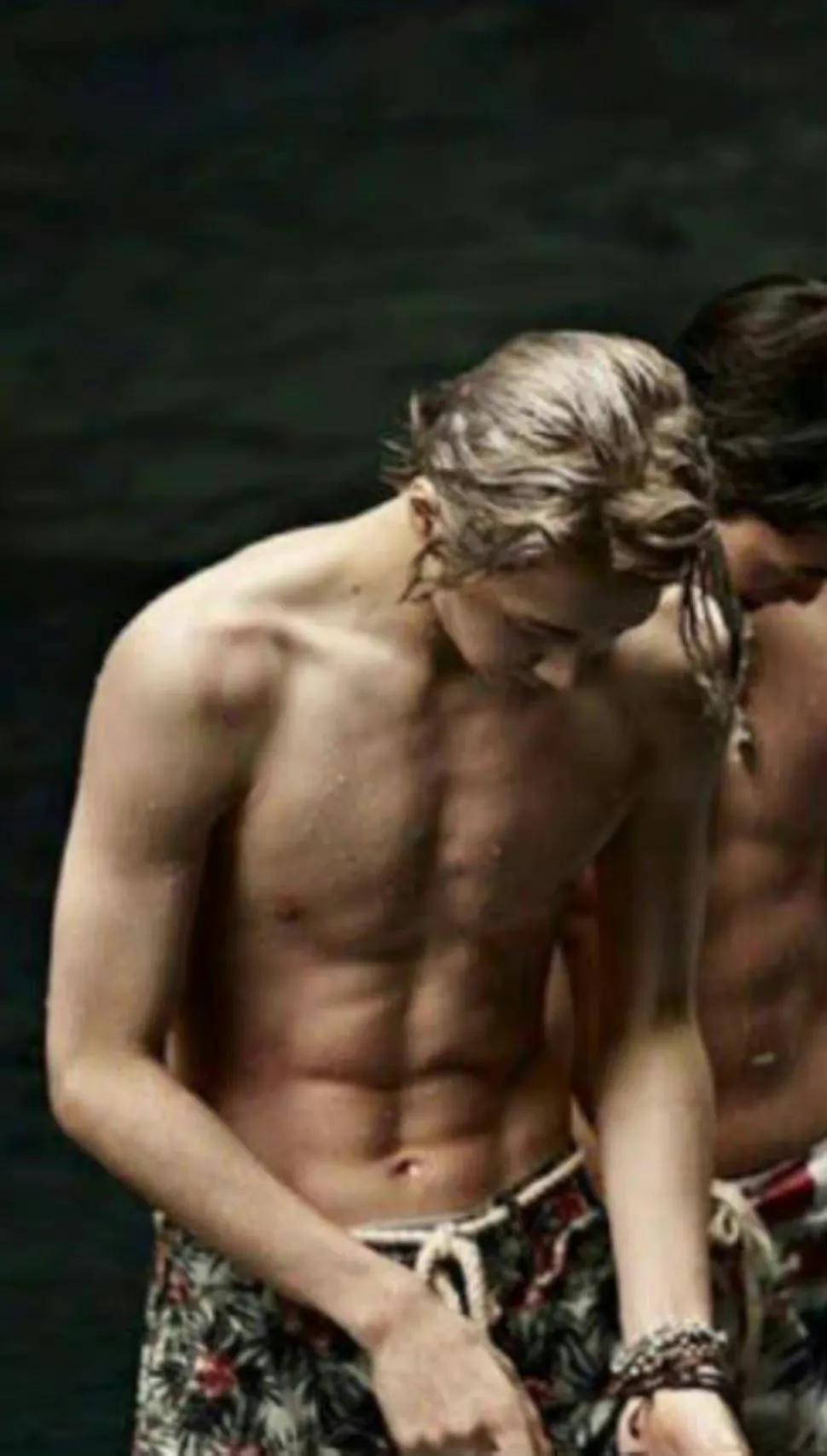 王一博的腹肌真的很优秀啊，阳光帅气的大男孩儿