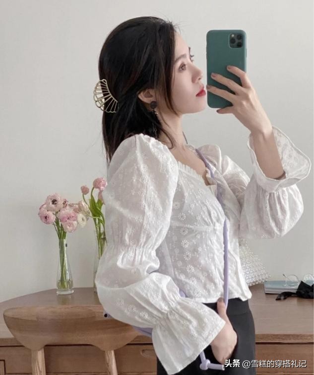 今秋上衣流行“穿短不穿长”，时髦显瘦显腿长，小个子都爱上了