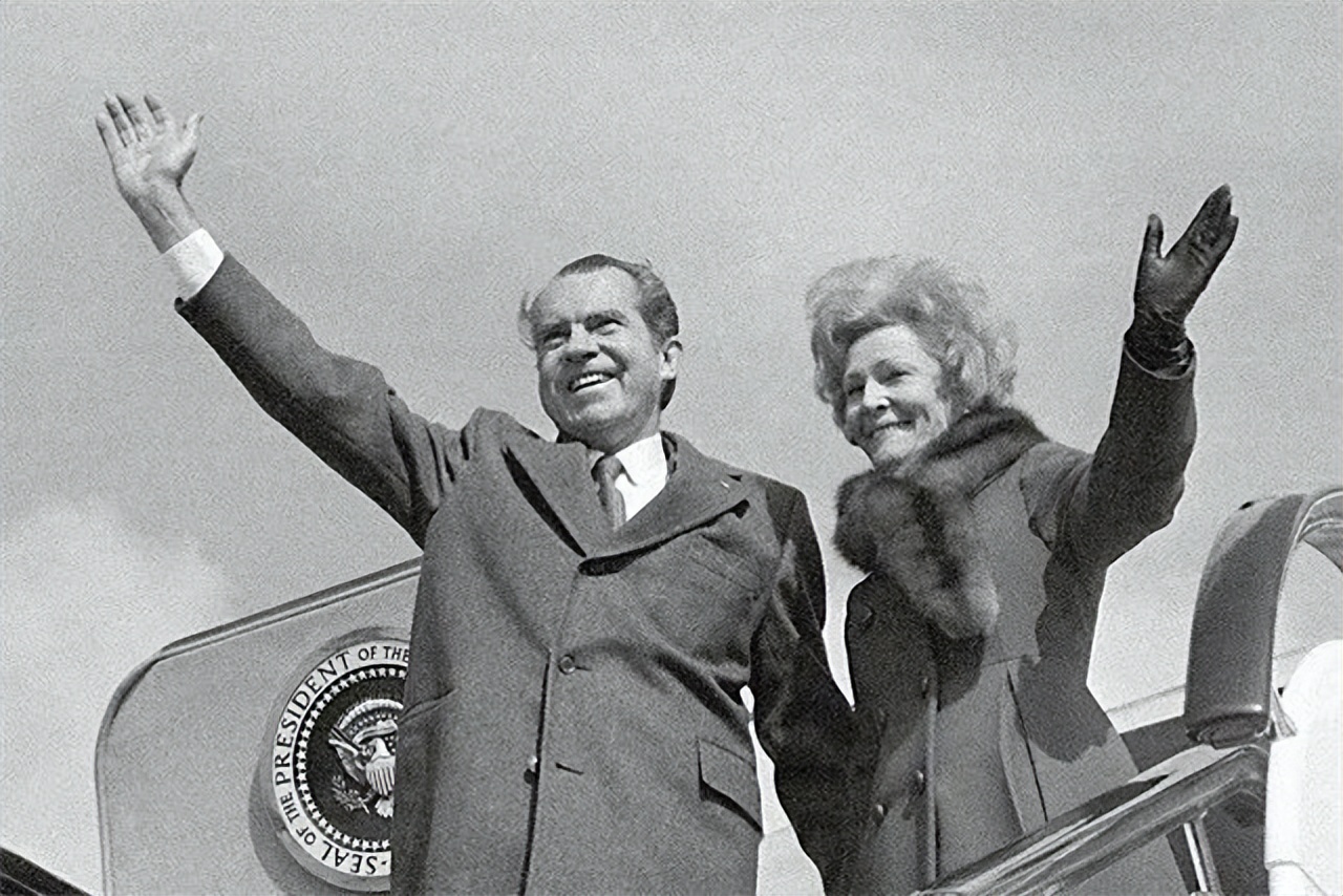 美丽的亚美利加(1972年尼克松结束访华后，带回去几瓶茅台，结果差点把白宫烧了)