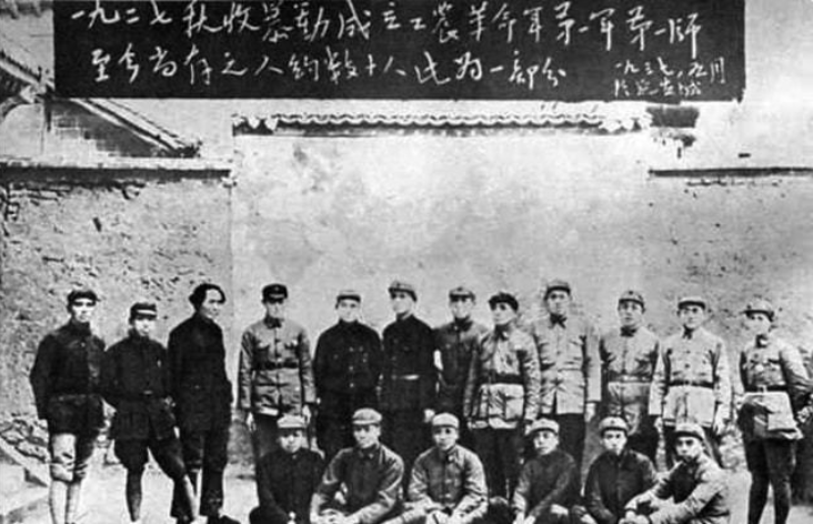 毛主席重回井冈山，离开时嘱咐汪东兴：把两位嫂子请过来见一见