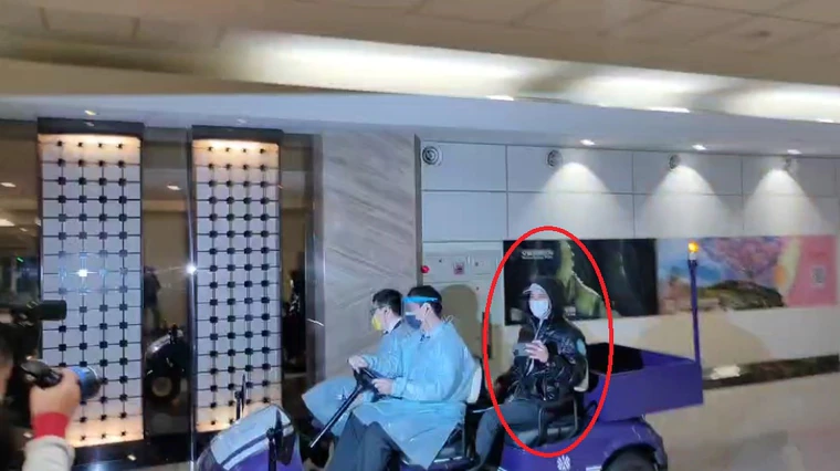 王力宏紧急返台安抚前妻！现身被媒体围堵，拿手机反拍表达不满