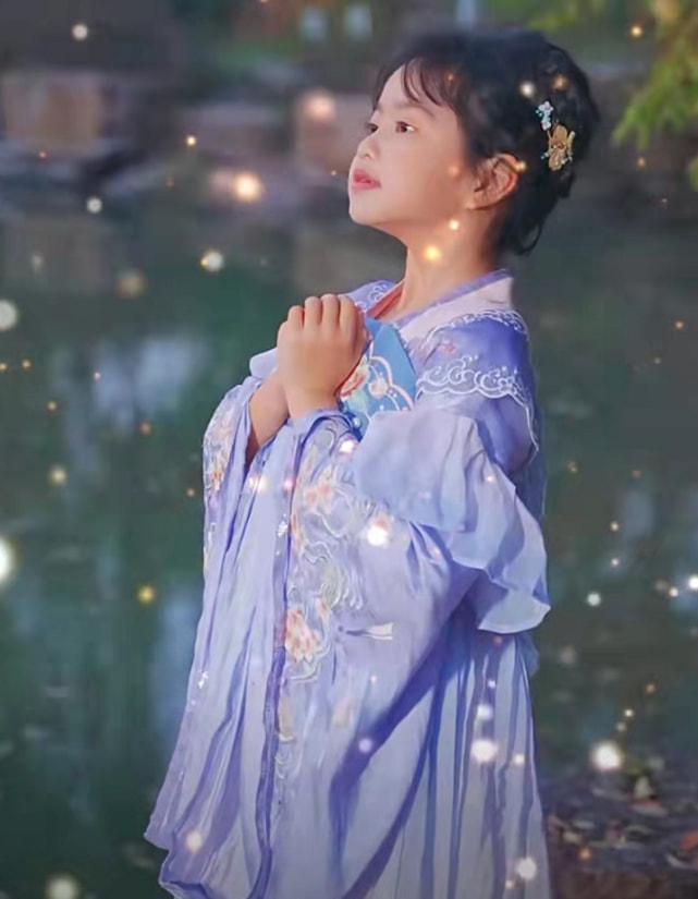 包文婧晒全家出游照，饺子暴风抽高，包贝尔被拍成一米八大长腿