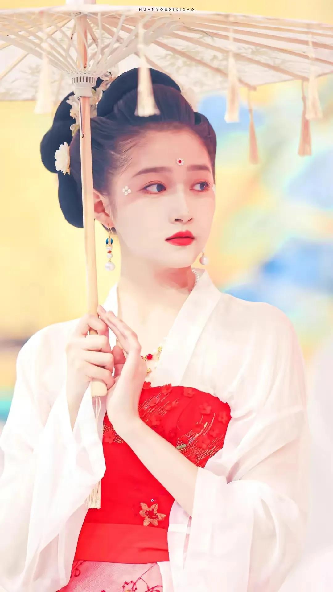 关晓彤古装：淡紫胭红，小家碧玉，温婉动人，尽是小女儿姿态