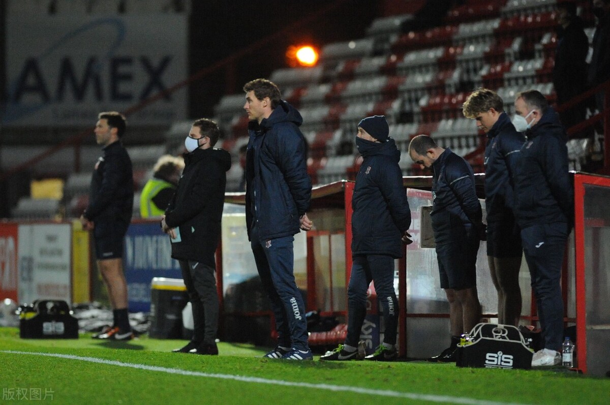 足球裁判开球怎么站位（伪球迷的自我修养(一)：你还不知道的足球比赛规则都在这里）