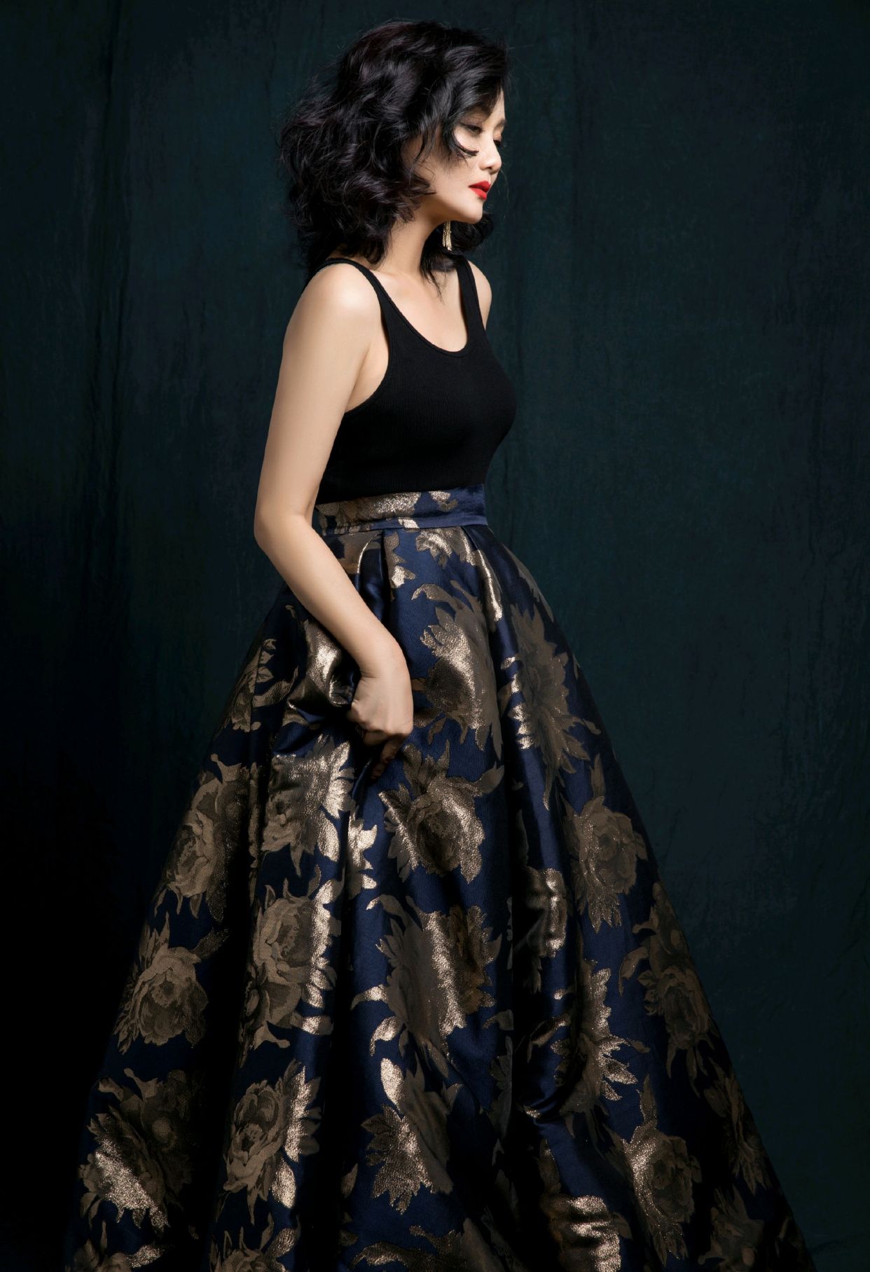 57岁李颖天生丽质,90年代的挂历女神美到惊艳,如今年轻貌美