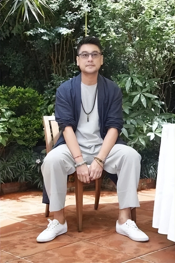 不少网友觉得,还是短发的朱孝天比较好看一些!