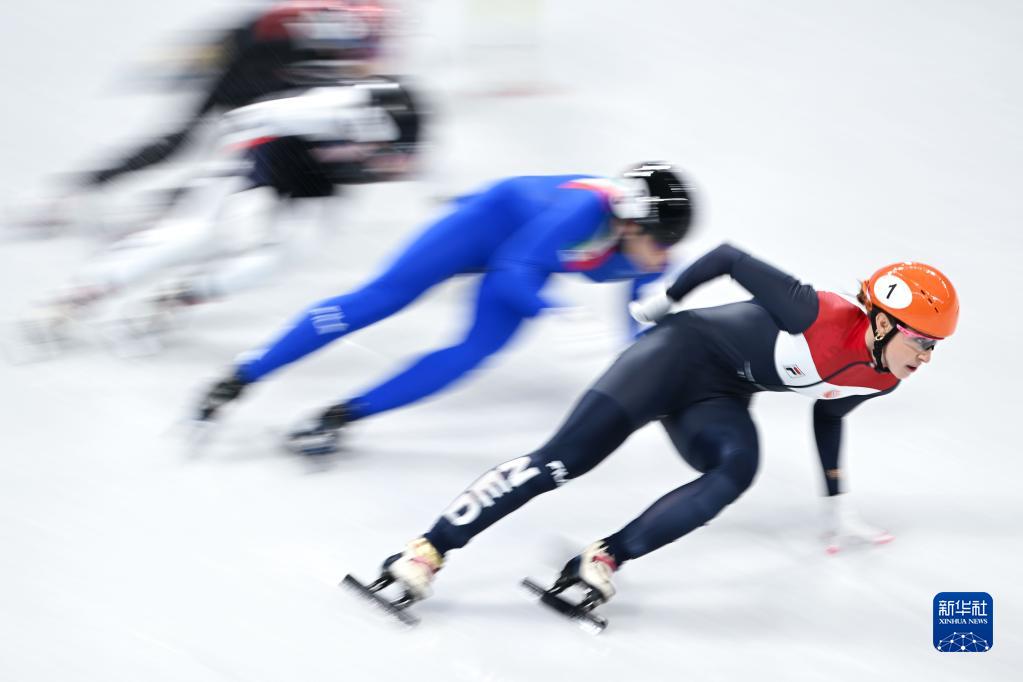 短道速滑世界杯1000米女子(短道速滑女子1000米决赛：荷兰选手苏珊娜·舒尔廷夺冠)