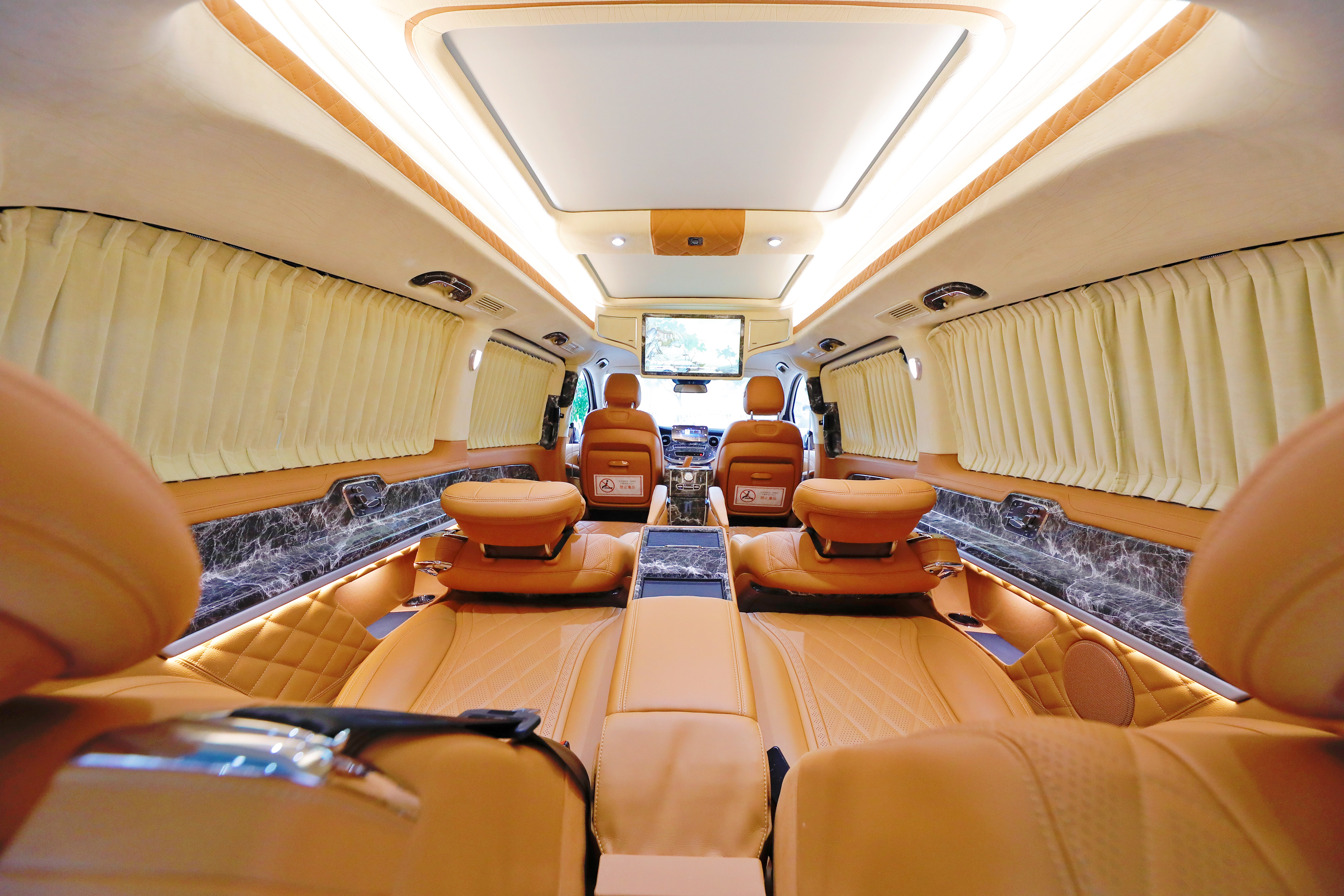 体验奔驰v级旗舰保姆车!头等舱座椅能变床,真比埃尔法更舒服?