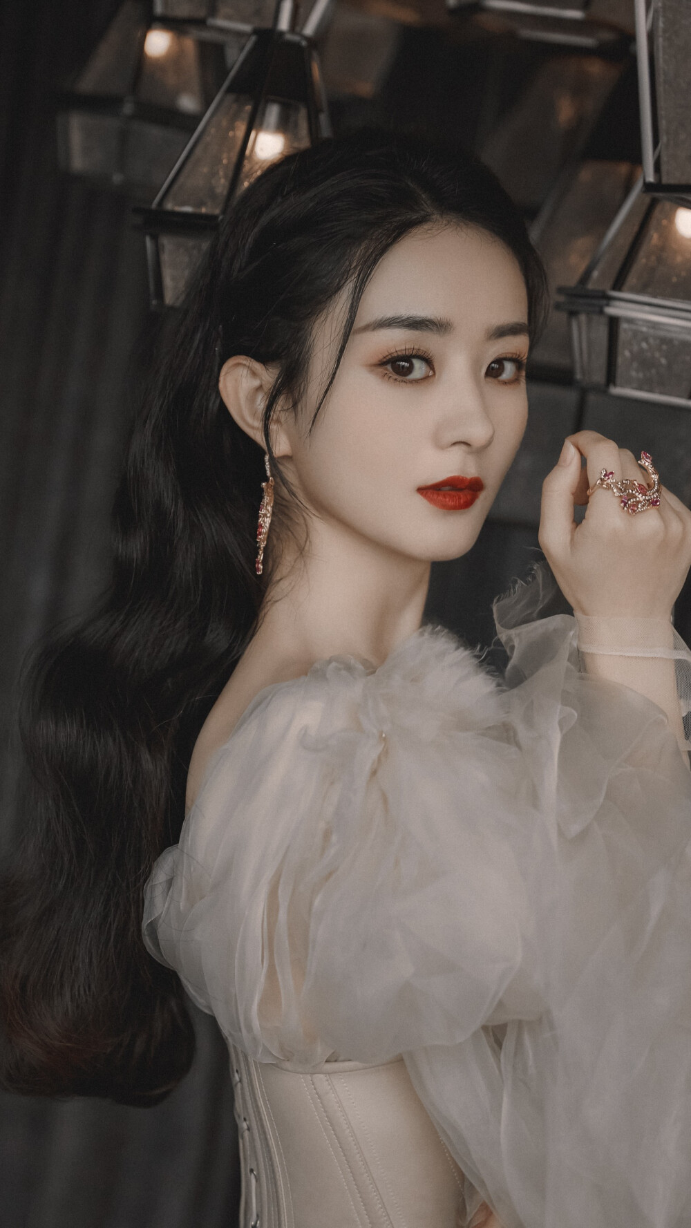 女星赵丽颖：一个中专生，十年后荣登福布斯，她凭什么？