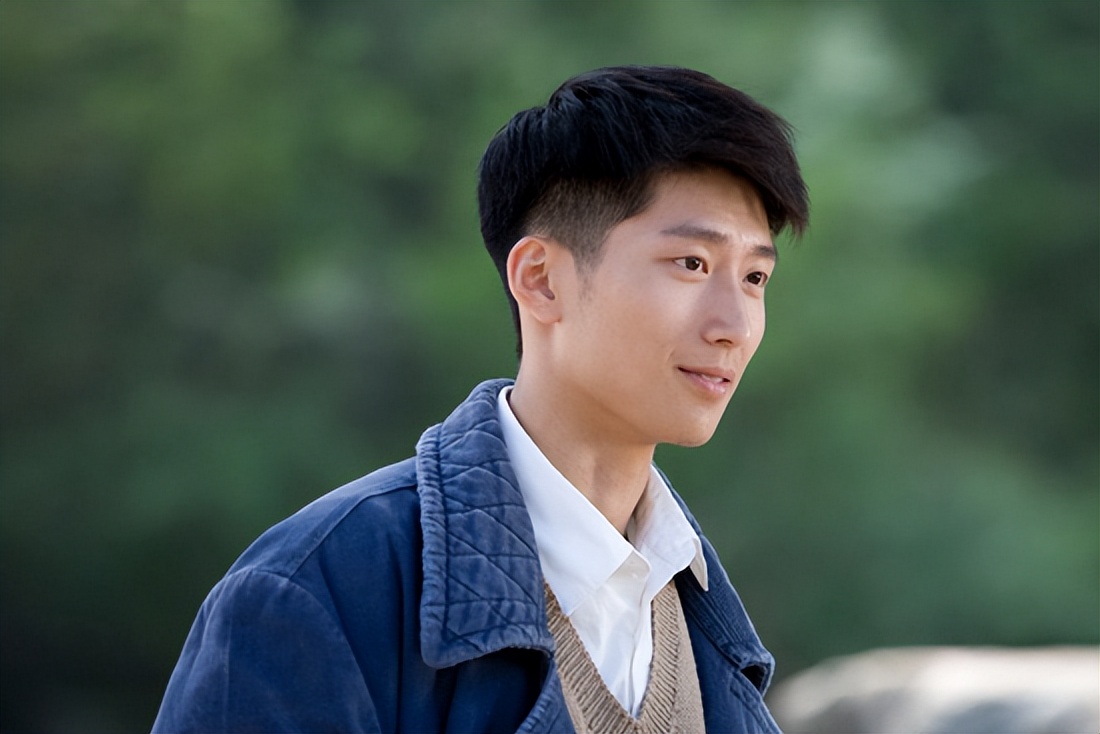 他在其中饰演英俊淳朴的男主角"老三"孙建新,给观众留下了深刻的印象