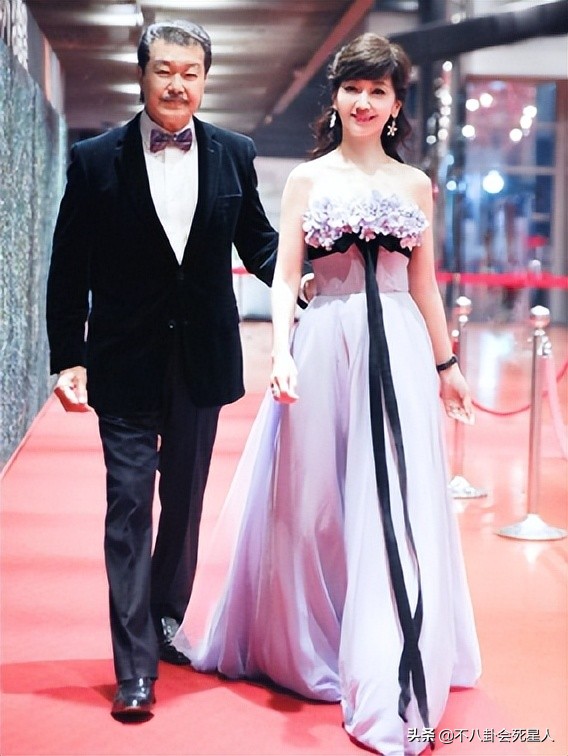 同是50+女星走红毯，内地女星和港台女星的造型，差距真是太远了