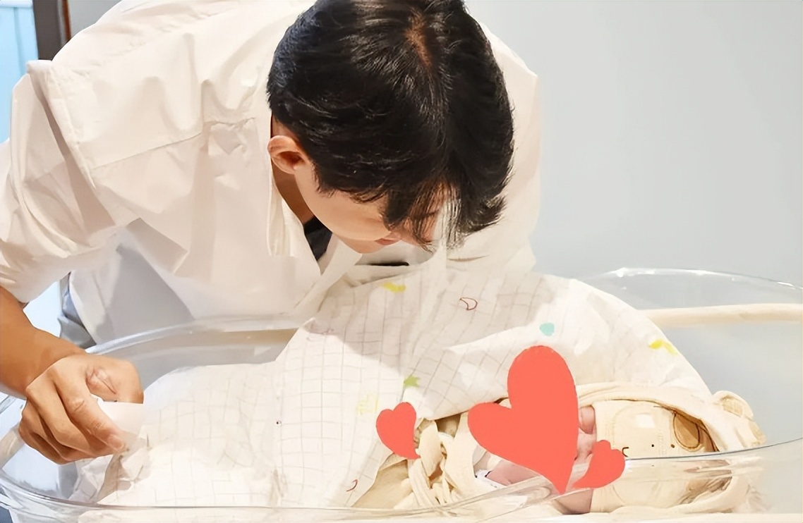 李子峰晒一家三口叠手照官宣老婆产子，双手抱娃笑容满溢，超有爱