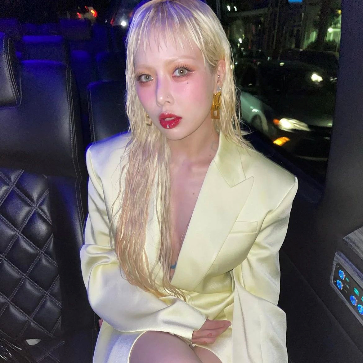 要说怎么是金泫雅,就算被网上议论,她仍然泰然自若.