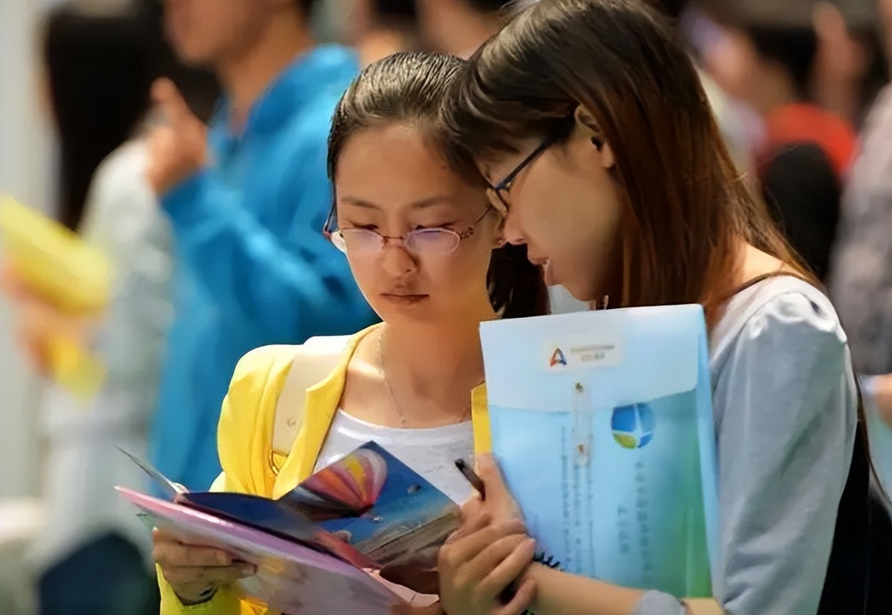 大学毕业后想“留校当老师”，需要满足的前提条件，你知道几个？