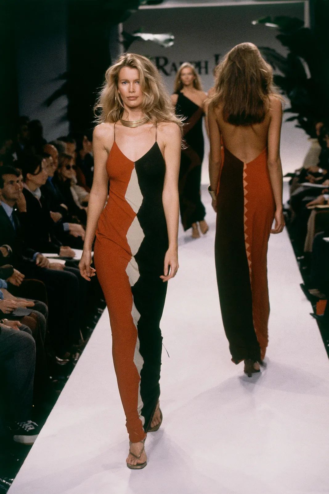 1999米兰春夏时装秀(你现在看到的时装周,是这几位女性打下的江山)