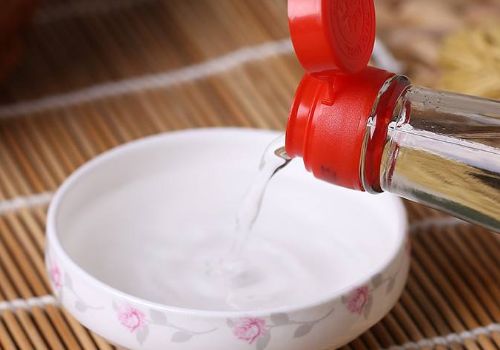 同样是醋，陈醋和白醋有啥区别？看懂后再买，您才不吃亏