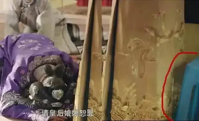 笑到胃疼的穿帮镜头，手榴弹忍了，赵丽颖身后的小厮站着睡着了