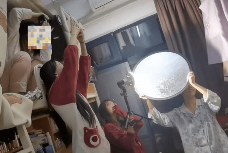 高校女生在宿舍拍写真，“下半身清凉”引热议，网友表示很难理解