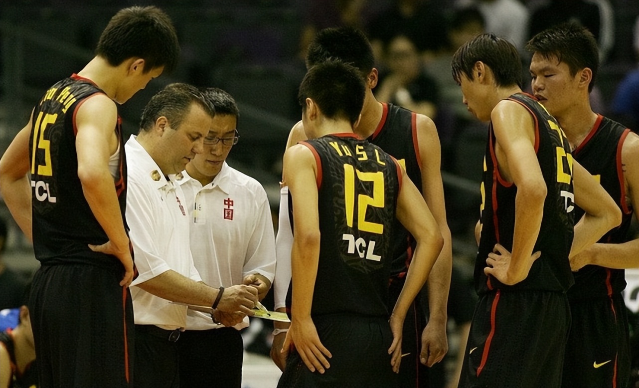 中国球员玩(领略欧锦赛的精彩后，中国男篮还学习NBA？邓华德时代已给出答案)