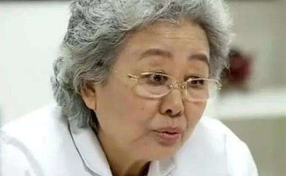 她被包装成“神医”，3年换9个身份，捞金80亿，专骗老年人