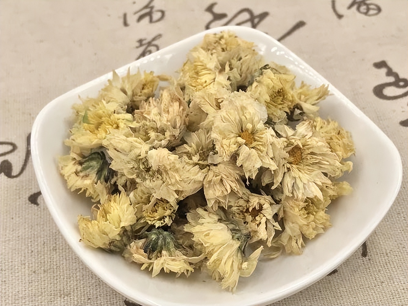 夏日菊花茶(临近三伏天,中老年人别太心疼钱,多喝3种消暑菊花茶,安稳