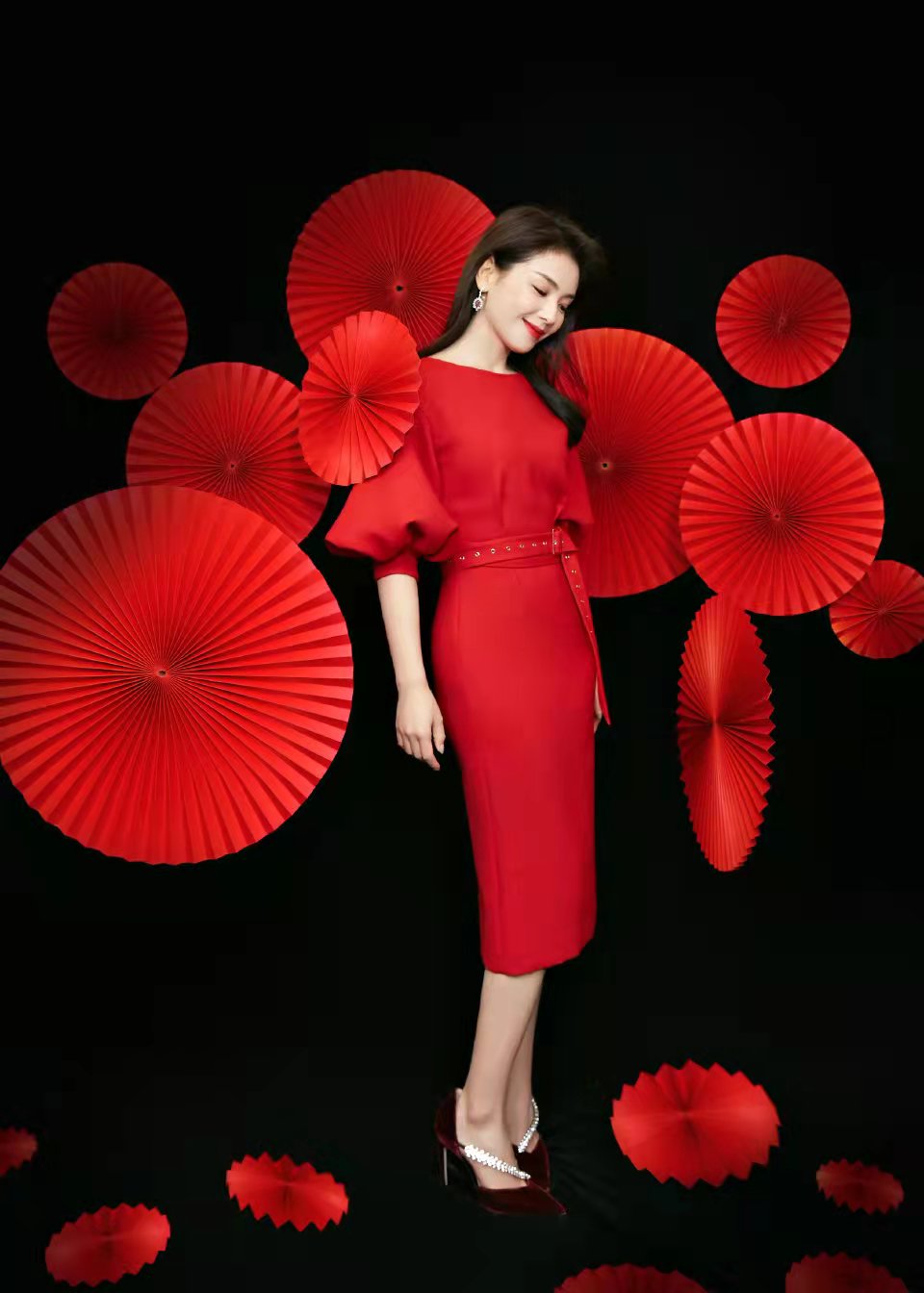 刘涛在本次春晚上,一共穿了两套衣服.