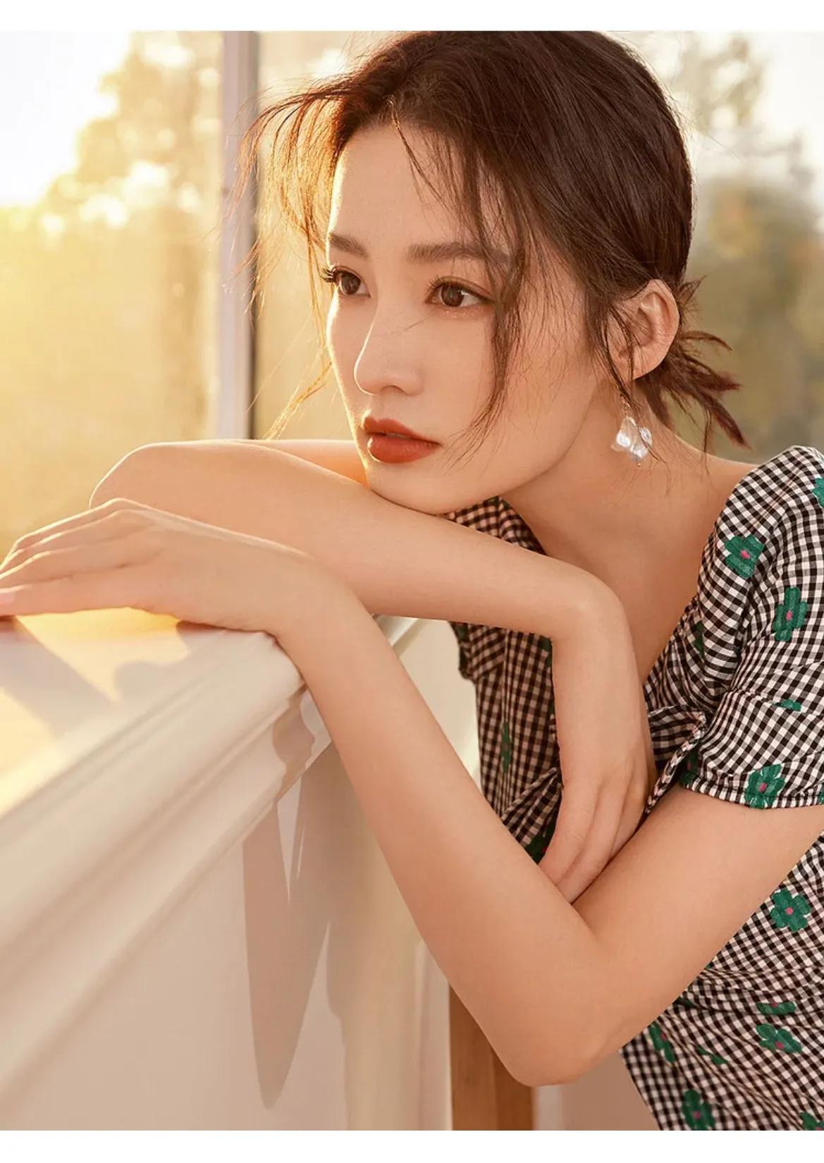 李沁多么美好的女孩，没有精致礼服，一条普通连衣裙也可以这么美