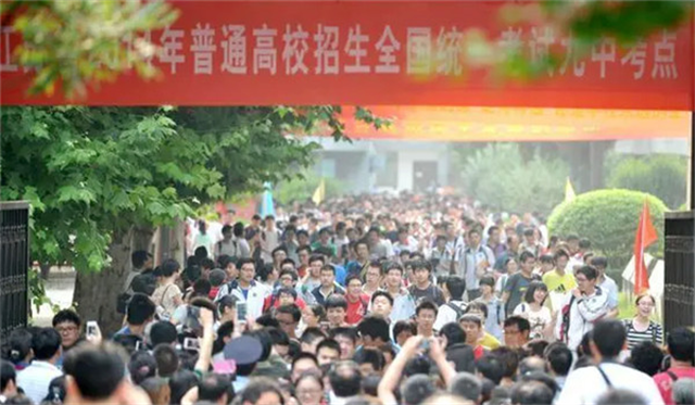 孙女高考成绩仅47分，爷爷含泪请求复查考卷，公布原因后令人动容