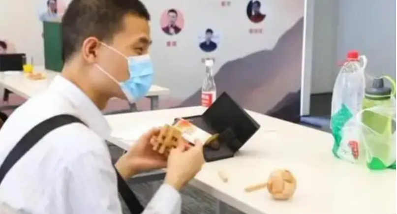 北大韦神的《简历》走红，虽然只有四行字，含金量却让人敬佩不已