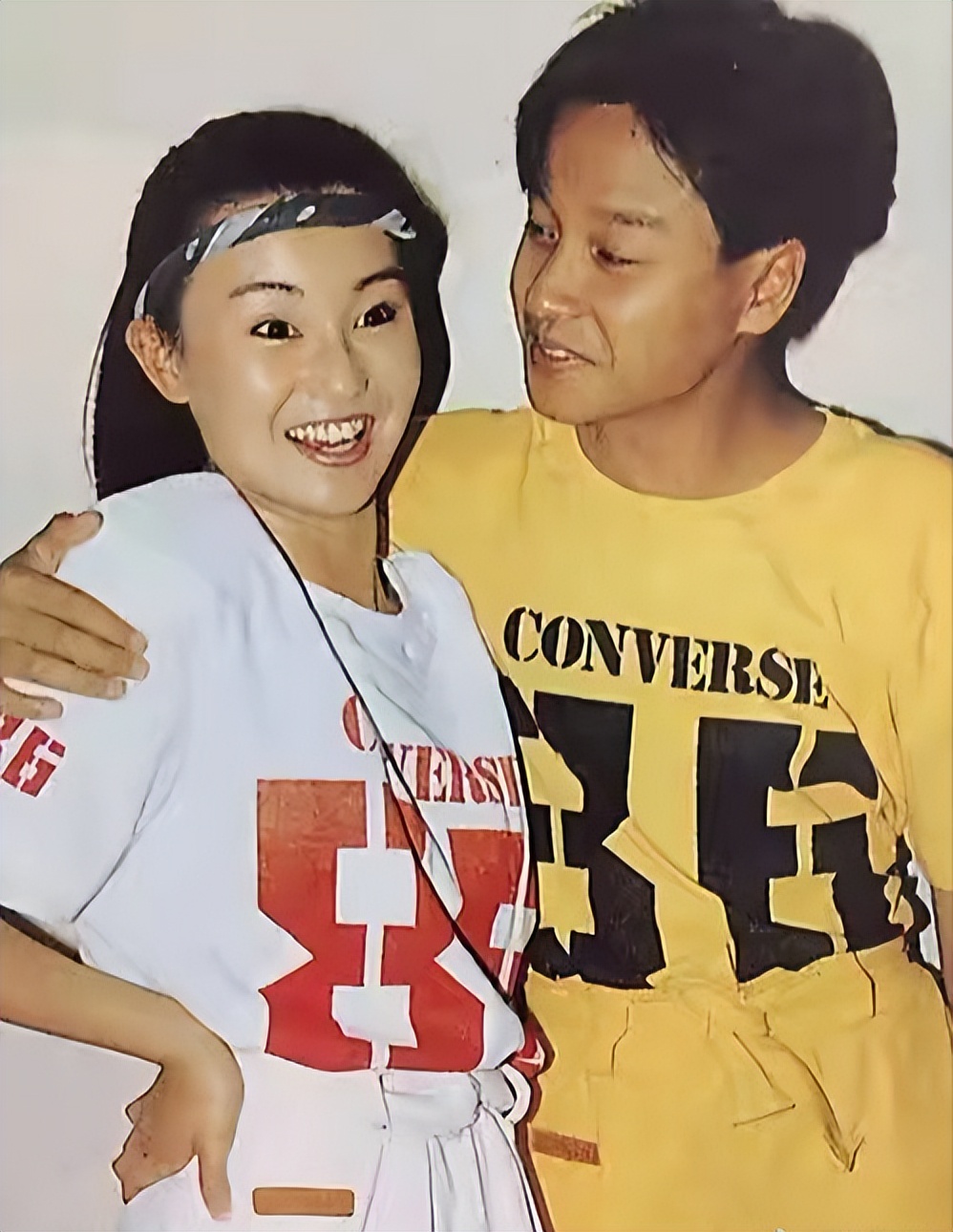 张国荣张曼玉打篮球旧照曝光,男帅女靓超养眼,关系亲密惹人羡