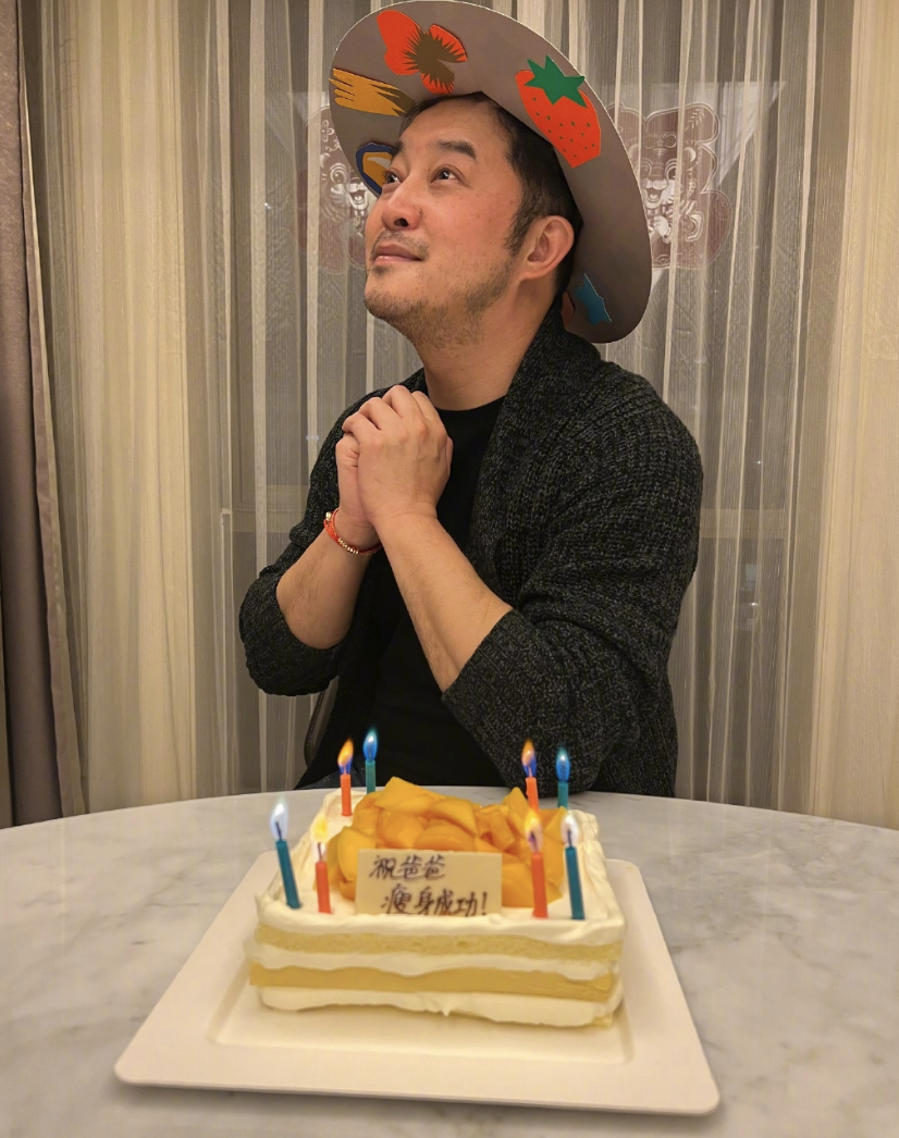 沙溢44岁生日，妈妈和妻子分别为他庆生，父子三人同框很温馨