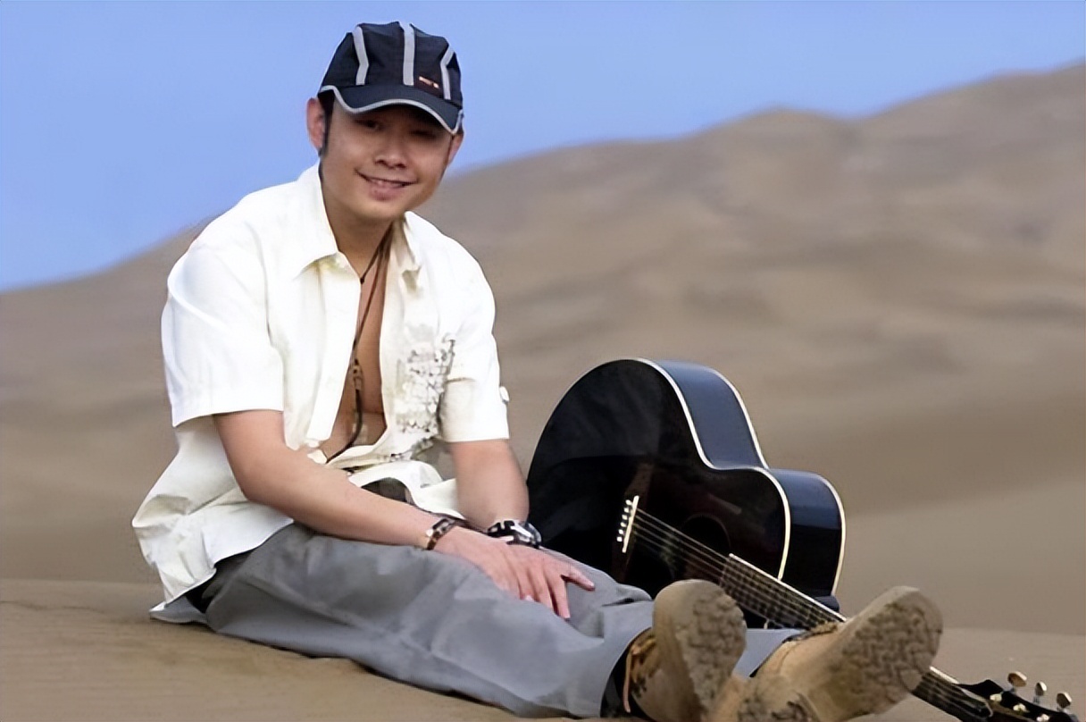 没出几首歌,刀郎就渐渐隐退了,也从来不跟汪峰那英他们正面刚.