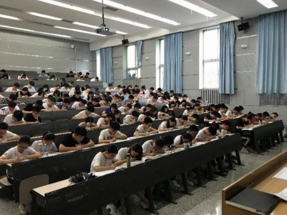 985毕业生满大街都是？但根据现实说明，大专学历才是社会的主体