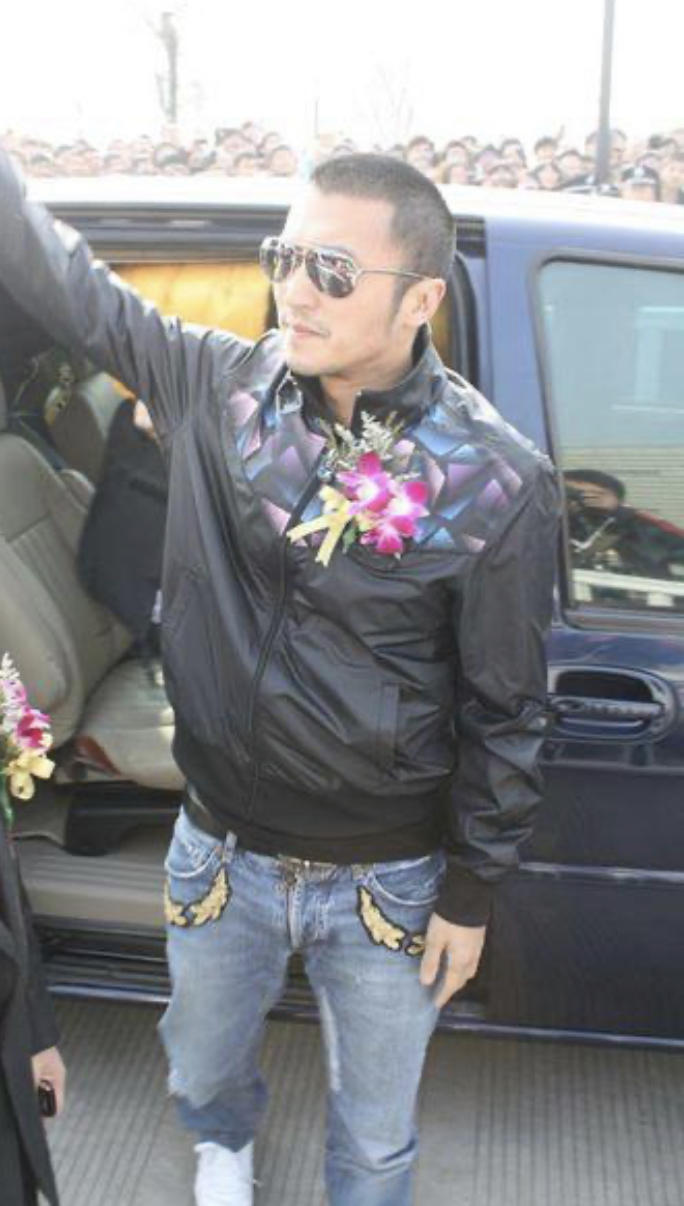 中年男星土味大赏:谢霆锋爱皮衣,张杰戴大金链,周杰伦痴迷粉色