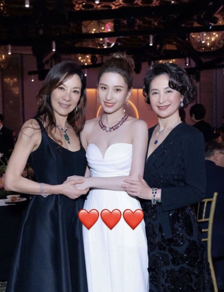 赌王千金何超莲何超琼罕同框,姐妹玩亲亲长太像,相差29岁似母女