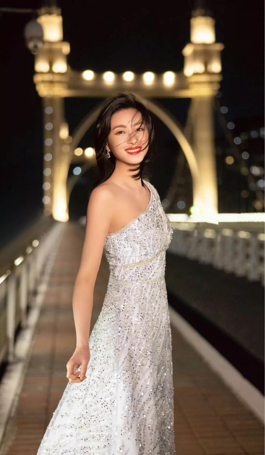 明星俏佳人：万茜最新各种穿搭，漂亮时尚，魅力无限