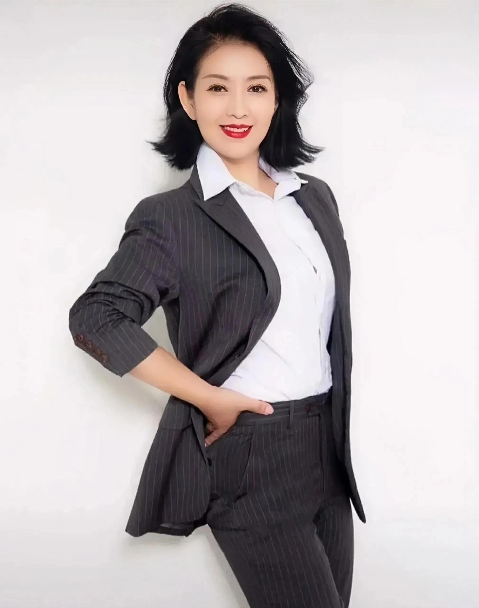 杨总的直播杨晓燕的扮演者就是关婷娜,因为自己优秀的演技,她已经是