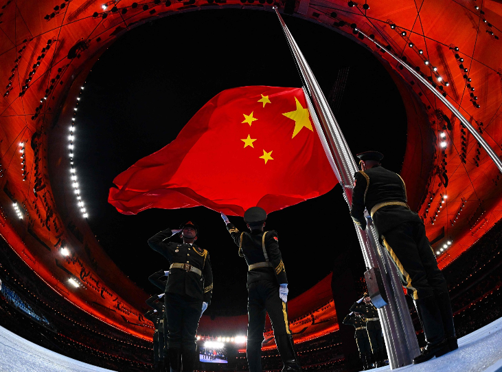 太美了吧！北京冬季奥运会开幕式：冰脚带狮子舞队登场，会场悬挂国旗。